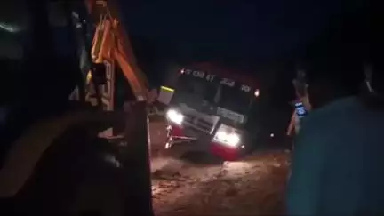 ಶಿರಾ: ಕೆಕೆ ಪಾಳ್ಯ ಬಳಿ ಮಳೆ ಅವಾಂತರ ಕೆಸರಲ್ಲಿ ಸಿಲುಕಿದ ಸಾರಿಗೆ ಬಸ್ #localissue