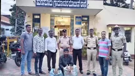 ಹುಣಸೂರು: ಹುಣಸೂರು ಗ್ರಾಮಾಂತರ ಠಾಣೆ ಪೋಲೀಸರಿಂದ ಅಕ್ರಮವಾಗಿ ಗಂಧದ ಮರದ ತುಂಡುಗಳನ್ನು ಸಂಗ್ರಹಿಸಿದ ವ್ಯಕ್ತಿಯ ಬಂಧನ