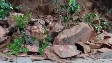 ಕುಮಟಾ: ದೇವಿಮನೆ ಘಟ್ಟದಲ್ಲಿ ಗುಡ್ಡ ಕುಸಿತ:ರಾಷ್ಟ್ರೀಯ ಹೆದ್ದಾರಿ ಸಂಚಾರಕ್ಕೆ ಆತಂಕ