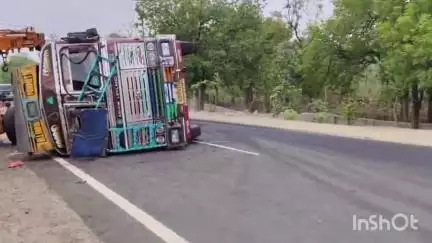 पीपलखूंट: प्रतापगढ़ के पीपलखूंट में एक बार फिर बड़ा हादसा, ब्रेक फेल होने से गेहूं से भरा ट्रोला पलटा, खलासी घायल, चालक फरार