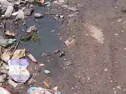 वार्ड नंबर 10 गैरतगंज सफाई कर्मी मीना से नहीं आ रहे हैं और बाड़मेर बेहद गंदगी फैली हुई है और फिर बीमारी फैल रही है और मच