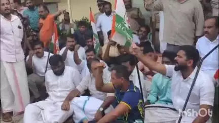 തിരൂരങ്ങാടി: ദേശീയപാതയിലെ അശാസ്ത്രീയ നിർമാണം, കോഹിനൂരിലെ കമ്പനി ഓഫീസിലേക്ക് യൂത്ത് കോൺഗ്രസ് നടത്തിയ മാർച്ചിൽ സംഘർഷം