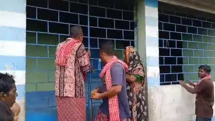 পূর্বস্থলী ২: ঠিকমত আসে না দিদিমণি, নিম্নমানের খাবার,বড় কায়বাতি অঙ্গনারী কেন্দ্রে তালা ঝুলিয়ে দিল গ্রামবাসীরা, ঘটনাস্থলে পুলিশ