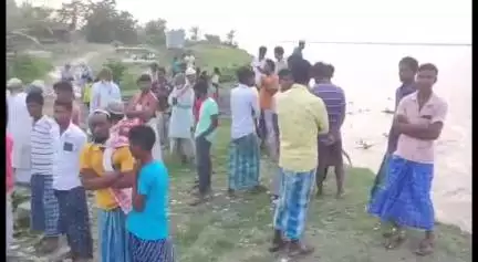 চেঙা: ধৰ্মপুৰত ব্ৰহ্মপুত্ৰ নৈৰ তীব্ৰ গৰাখহনীয়া, শংকাত ভুগিছে কেবাখনো গাঁৱৰ শ শ ৰাইজ  #jansamasya