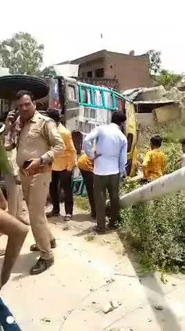 बाछमई पुल की घटना है 
UP Police Kasganj Police Vikram Yadav Devesh Shakya Akhilesh Yadav Samajwadi Party