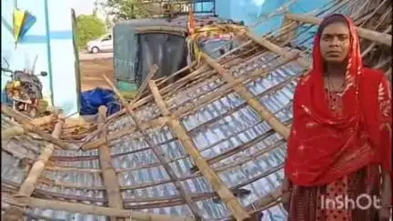 कामडारा: मोरहाटोली में आंधी से गिरी घर की छत, पीड़ित परिवार ने प्रशासन से की मुआवजे की मांग