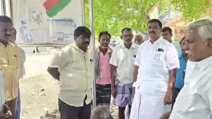 விளாத்திகுளம்: காடல்குடி பகுதியில் மழைநீர் சாலையை கடக்கும் வகையில் சிறு பாலம் அமைக்கும் இடத்தை ஜி.வி. மார்க்கண்டேயன் MLA ஆய்வு