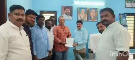 భద్రాచలం: భద్రాచలం ఎమ్మెల్యే క్యాంప్ కార్యాలయంలో సీఎం సహాయనిధి చెక్కుల పంపిణీ, మిషన్ భగీరథ అధికారులతో సమీక్షించిన ఎమ్మెల్యే తెల్లం