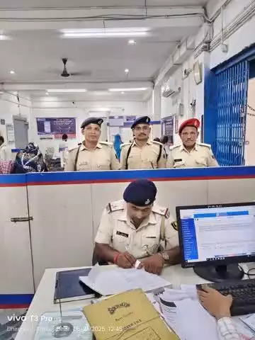 #कटिहार_पुलिस द्वारा बैंकिंग प्रतिष्ठानों /ATM में सुरक्षा-व्यवस्था सुनिश्चित करनें हेतू बैंकों की सुरक्षा जांच की जा रही है I

👉बैंक परिसर के अंदर एवं बाहर संदिग्ध पर निगरानी रखी जा रही है I