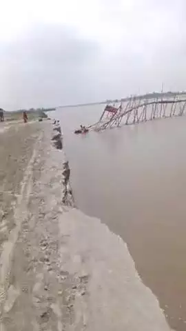 अभी-अभी भरगामा घाट पर चचरी टूट गया है। 21/5/2025