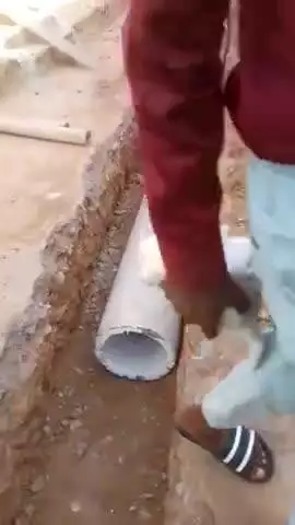 deoraकला me बेकार नाली वा डिमेग पाइप उपयोग कर नाली का माननी ढंग से  निर्माण किया जा रहा है