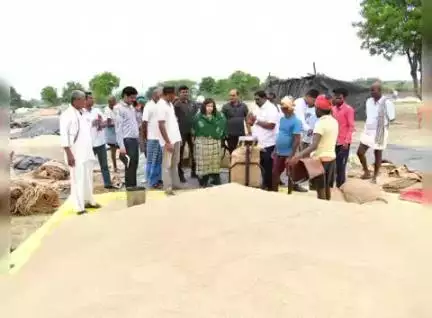 జడ్చర్ల: వరి ధాన్యం కొనుగోలు కేంద్రాల్లో రైతులు విక్రయించిన ధాన్యాన్ని 
వెంటనే మిల్లులకు పంపించాలని జిల్లా కలెక్టర్ విజయేందిర బోయ