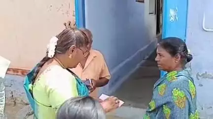 ராசிபுரம்: ஆர்.புதுப்பட்டியில் வீட்டுமனை வழங்கும் சிறப்பு திட்டத்தின் கீழ் வீட்டுமனை பட்டா வழங்குவது தொடர்பான ஆய்வுகளை மாவட்ட ஆட்சியர் உமா மேற்கொண்டார்