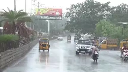 గుడిహత్నూరు: ఆదిలాబాద్ జిల్లాలో భారీ వర్షం పడుతోంది.  ఒకేసారి వాతావరణం మార్పు చోటు చేసుకుంది