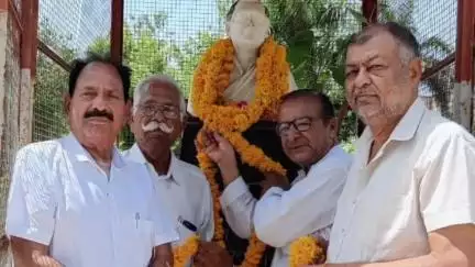 विजयनगर: नगर कांग्रेस कमेटी बिजयनगर के अध्यक्ष के नेतृत्व में गांधी उद्यान में पूर्व PM स्व. राजीव गांधी की पुण्यतिथि मनाई गई