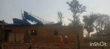 गारू: कजरघटवा में तेज हवा और बारिश से घर उजड़ने पर पीड़ित ने सरयू प्रखंड प्रशासन से की मुआवजे की मांग
