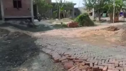 आलापुर: गुलरहा पुरवे का विकास कार्य पूरा नहीं होने से लोगों में आक्रोश, मनमानी की भेंट चढ़ी योजनाएं #jansamasya