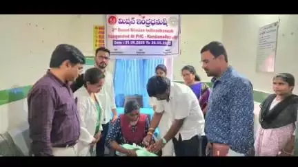 కొండమల్లేపల్లి: మండల కేంద్రంలోని ప్రాథమిక ఆరోగ్య కేంద్రంలో మిషన్ ఇంద్రధనస్సు రెండో విడత వ్యాధినిరోధక టీకాలను ప్రారంభించిన DM&HO