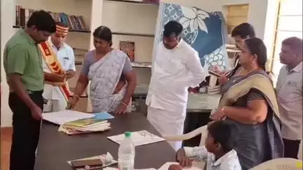 துறையூர்: துறையூரில் மாவட்ட ஆட்சியர் பிரதீப் குமார் தலைமையில் 
நடைபெற்ற அரசு விழாவில் திமுக நிர்வாகி பங்கேற்றது பொது மக்களுடைய அதிர்ச்சி
