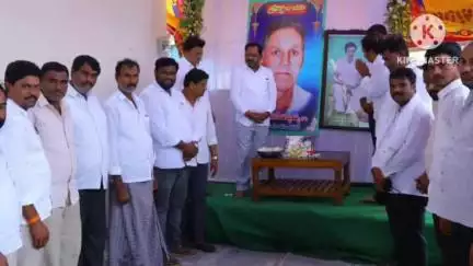 చిన్నగూడూరు: గుండంరాజుపల్లిలో కమ్యూనిస్టు నేత గునిగంటి బుచ్చాలు మృతి చెందగా నివాళులర్పించిన ఇల్లందు ఎమ్మెల్యే కోరం కనకయ్య