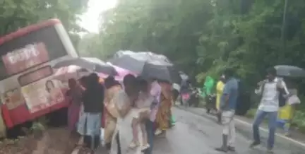 ಸೂಪಾ: ಅಣಶಿ-ನವರ ಗ್ರಾಮದ ಹತ್ತಿರ ಗಟಾರಕ್ಕಿಳಿದ ಸಾರಿಗೆ ಬಸ್, ತಪ್ಪಿದ ಅನಾಹುತ