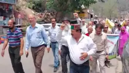 दाड़लाघाट: अर्की शहर में हिमाचल प्रदेश पेंशनर्ज कल्याण संगठन की अर्की इकाई ने सरकार के खिलाफ निकाली रोष रैली