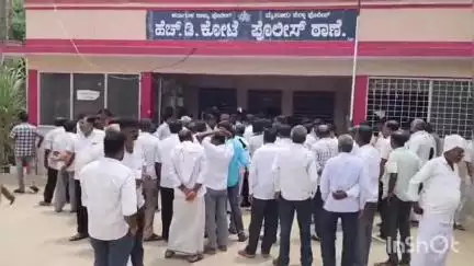 ಹೆಗ್ಗಡದೇವನಕೋಟೆ: ಜೆಡಿಎಸ್ ಮುಖಂಡರ ಜತೆ ಸಭ್ಯತೆ ತೋರದ ಪೊಲೀಸ್ ಇನ್ಸ್ ಪೆಕ್ಟರ್:  ಪಟ್ಟಣದಲ್ಲಿರುವ ಠಾಣೆಗೆ ಮುತ್ತಿಗೆ ಹಾಕಿದ ಜೆಡಿಎಸ್ ಕಾರ್ಯಕರ್ತರು