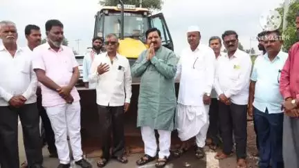 ರಾಯಬಾಗ: ಕಬ್ಬೂರ ಗ್ರಾಮದಲ್ಲಿ ರಸ್ತೆ ಅಗಲೀಕರಣ ಕಾಮಗಾರಿಗೆ ಶಾಸಕ ದುರ್ಯೋಧನ ಐಹೊಳೆ ಚಾಲನೆ