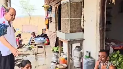 झरी जामणी: तेंदूपत्ता मजूर समितीचे जनक किशोर तिवारी यांनी झरी येथील तेंदू मजुरांची भेट घेत जाणून घेतल्या समस्या