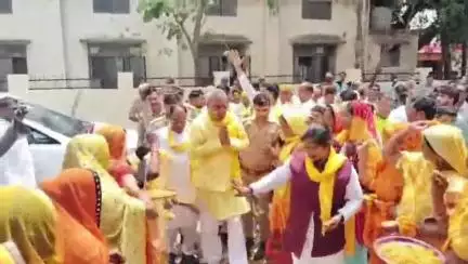 मेहनगर: महराजगंज में पंचायती राज मंत्री ने आजीविका स्वरोजगार सेंटर का उद्घाटन किया, टेंडर में कमीशन खोरी पर होगी कार्रवाई