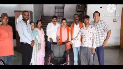 नगरपालिका दीपका के अध्यक्ष ने दिव्यांग को भेंट की व्हीलचेयर