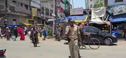 चक्रधरपुर अनुमंडल पुलिस पदाधिकारी शिवम प्रकाश ने किया पवन चौक का निरीक्षण, यातायात नियमों का किया जांच।।। Ckp Headlines