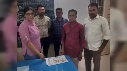 કાલાવાડ: કાલાવડ ટાઉન પોલીસે તેરા તુજકો અર્પણ અભિયાન અંતર્ગત એક આસામીના રૂપિયા 12 લાખના ઘરેણાં પરત અપાવ્યા