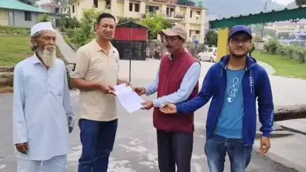 लोहाघाट के ईड़ाकोट में पेयजल के लिए मचा हाहाकार ग्रामीणों ने एसडीएम को दिया ज्ञापन जल संस्थान के खिलाफ भारी आक्रोश।