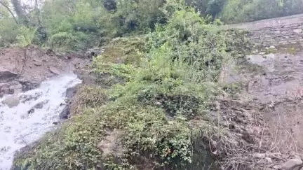 मुनस्यारी: नामिक गांव में भारी बारिश से विद्युत परियोजना की नहर टूटी, विद्युत सप्लाई ठप होने से 115 परिवार परेशान