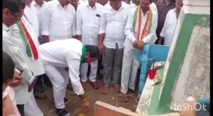జూలూరుపాడు: జూలూరుపాడులో మాజీ ప్రధాని రాజీవ్ గాంధీ విగ్రహానికి నివాళులర్పించి,నిరుద్యోగ యువత కొరకు జాబ్ మేళా పోస్ట్ విడుదల చేసిన MLA