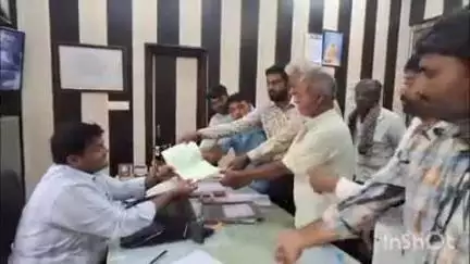 સાણંદ: જુવાલ ગામની સીમમાં આવેલ સરકારી ગૌચરની જમીનમાં ગેરકાયદેસર માટીનું ખોદકામ અટકાવવા આવેદનપત્ર પાઠવીને રજૂઆત કરવામાં આવી
