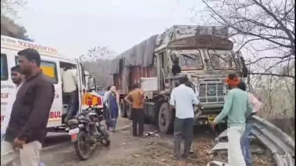 सोयगाव: अजिंठा घाटात दोन ट्रकांच्या अपघात एक  ट्रक दोनशे फिट दरीत कोसळले कोसळले दोघे गंभीर जखमी