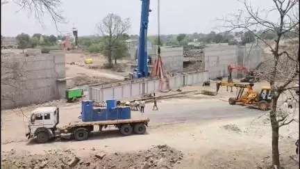 सनावद: सनावद के पास मोरटक्का में रेलवे ने गार्डर लॉन्च किया, गुजरात से आई क्रेन की मदद से 8 घंटे में गार्डर रखा गया