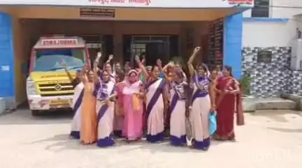 हसनपुर: हसनपुर पीएचसी पर आशा कार्यकर्ताओं का धरना, मानदेय वृद्धि समेत कई मांगें उठीं