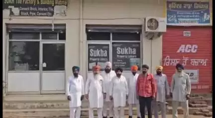 ਬਟਾਲਾ: ਕਸਬਾ ਘੁਮਾਣ ਵਿੱਚ ਮੋਟਰਸਾਈਕਲ ਸਵਾਰ ਦੋ ਨੌਜਵਾਨਾਂ ਨੇ ਇੱਕ ਪ੍ਰਾਪਰਟੀ ਡੀਲਰ ਦੇ ਦਫਤਰ 'ਤੇ ਚਲਾਈਆਂ ਗੋਲੀਆਂ, ਪੁਲਿਸ ਕਰ ਰਹੀ ਹੈ ਮਾਮਲੇ ਦੀ ਜਾਂਚ