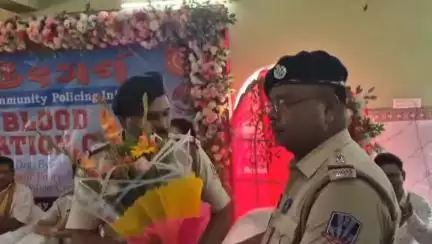 পাণ্ডবেশ্বর: পাণ্ডবেশ্বর থানার পুলিশের উদ্যোগে "উৎসর্গ"অনুষ্ঠানের মাধ্যমে স্বেচ্ছায় রক্তদান শিবির , উপস্থিত পুলিশ আধিকারিকরা