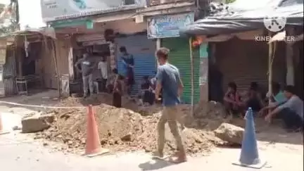 মথুরাপুর ১: কৃষ্ণচন্দ্রপুর বাস স্ট্যান্ড এলাকায় জনস্বাস্থ্য কারিগরি দপ্তরের পক্ষ থেকে পানীয় জলের পাইপলাইন বসানোর কাজ শুরু করা হয়