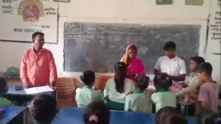 कुंदा: गोमे विद्यालय प्रबंधन समिति ने कक्षा 1 से 8 तक के छात्र-छात्राओं के बीच स्कूली किट का वितरण किया