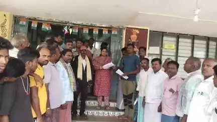 ರಟ್ಟೀಹಳ್ಳಿ: ವಿವಿಧ ಬೇಡಿಕೆಗಳ ಈಡೇರಿಕೆಗೆ ಒತ್ತಾಯಿಸಿ ತಹಶೀಲ್ದಾರರಿಗೆ ಮನವಿ ಸಲ್ಲಿಸಿದ 
ಸಣ್ಣಗುಬ್ಬಿ ಗ್ರಾಮಸ್ಥರು