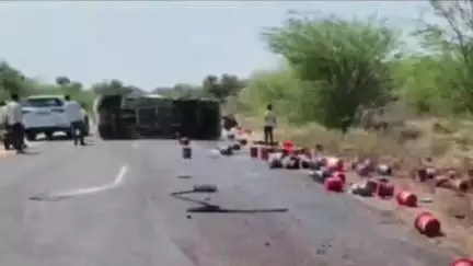 रेवदर: रेवदर जसवंतपुरा मार्ग पर बेकाबू पिकअप पलटी, हादसे के बाद सड़क पर बिखरी तेल की बाल्टियां, चालक हुआ घायल