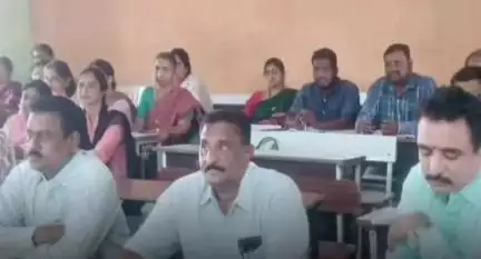 భిక్కనూర్: ప్రభుత్వ పాఠశాలల్లో విద్యార్థులు చేరే విధంగా చూడాలని మండల కేంద్రంలో ఉపాధ్యాయులకు డీఈవో రాజు సూచన