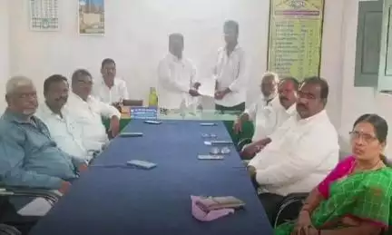 భిక్కనూర్: బిక్కనూరు సొసైటీ కార్యదర్శి నర్సింలును తొలగిస్తూ ఏకాగ్రీవ తీర్మానం చేసిన పాలకవర్గ సభ్యులు