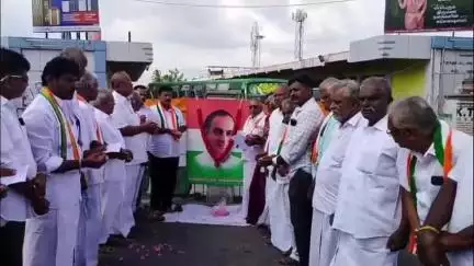 பொள்ளாச்சி: ராஜீவ் காந்தி 34வது நினைவு தினம், பேருந்து நிலையம் அருகில் காங்கிரஸ் கட்சி சார்பில் அனுசரிப்பு