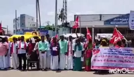 வேப்பந்தட்டை: பேருந்து நிறுத்தம் பகுதியில் வெள்ளுவாடி ஊராட்சியில் அடிப்படை வசதி கேட்டு CPI(M) ஆர்ப்பாட்டம்